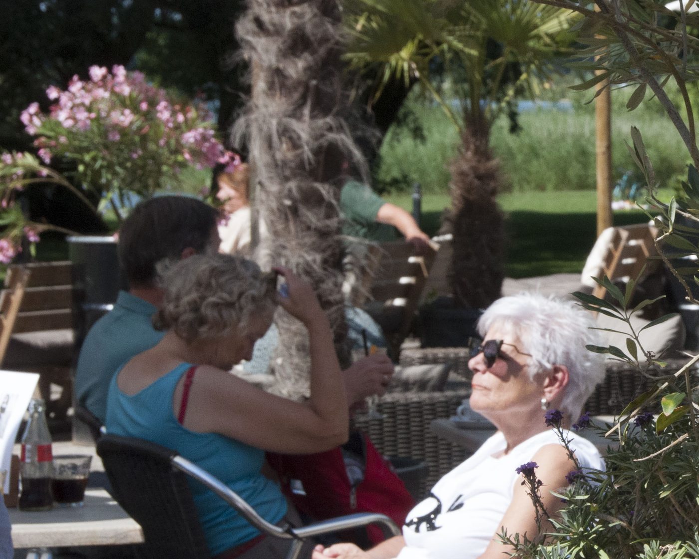 Gasten genieten van de zon op het terras van Lovers & Hunters