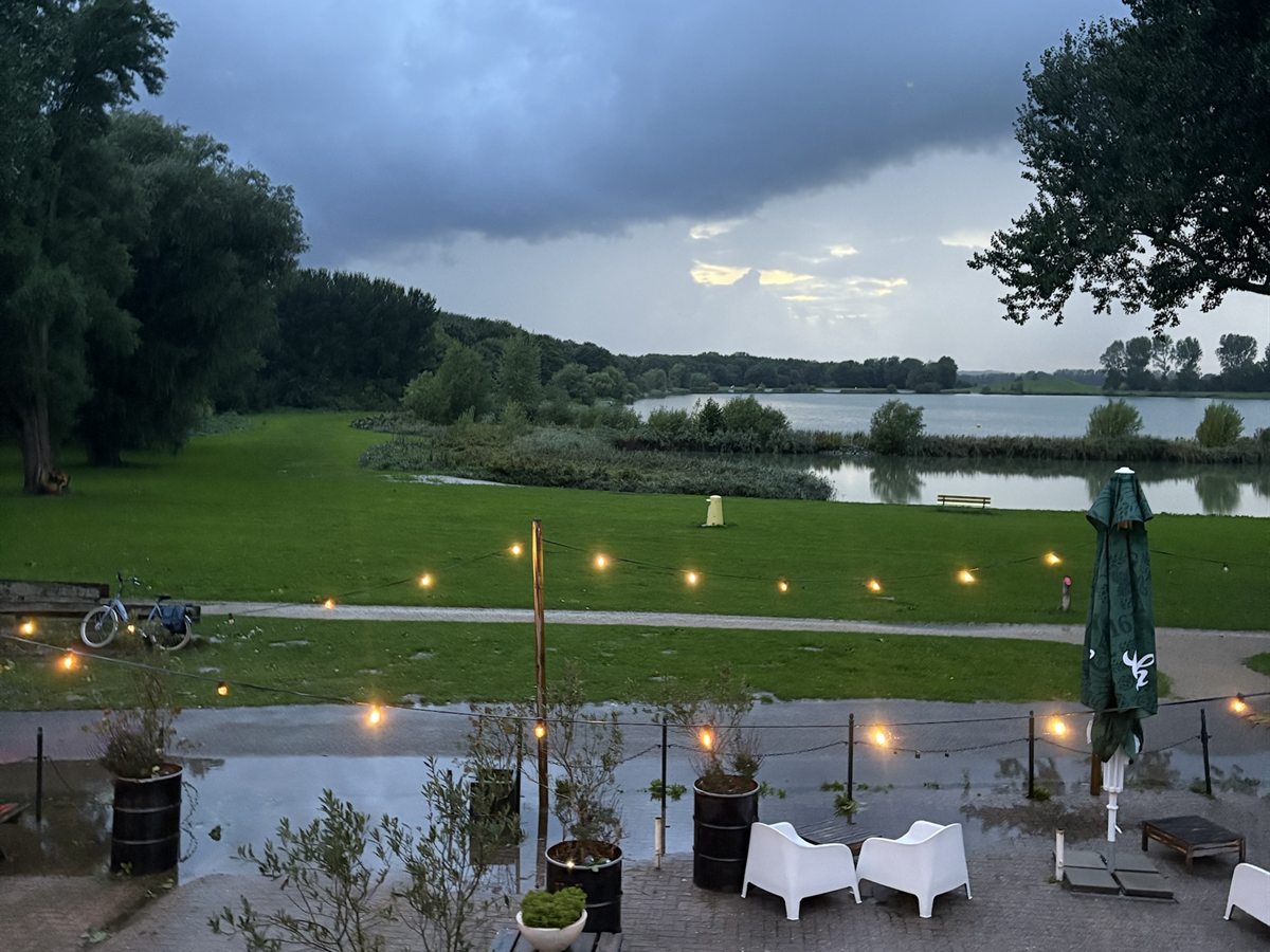Het terras van Lovers & Hunters met lichtjes en uitzicht over het meer